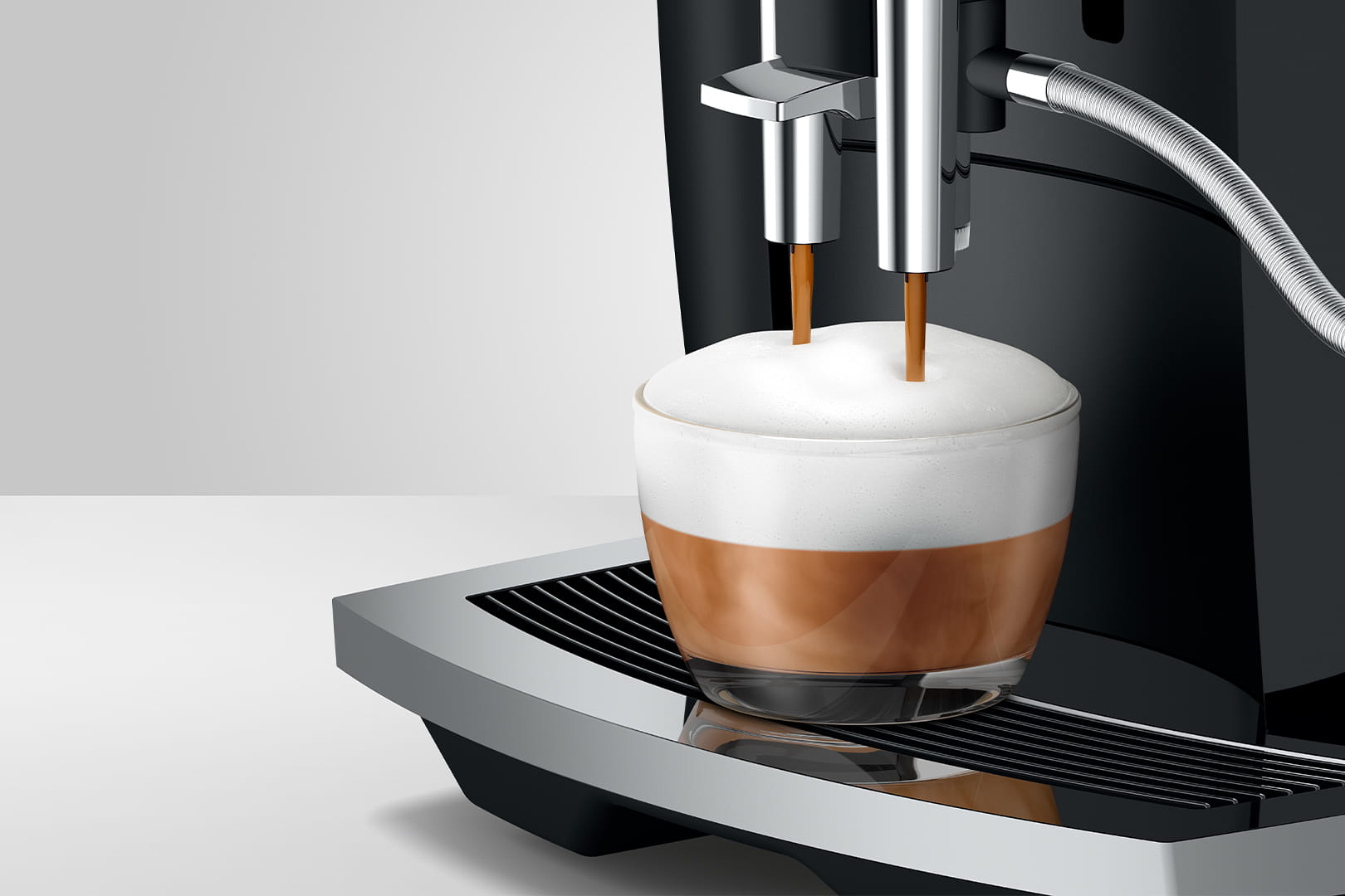Jura E6 bereitet Kaffeespezialität mit feiner Crema zu